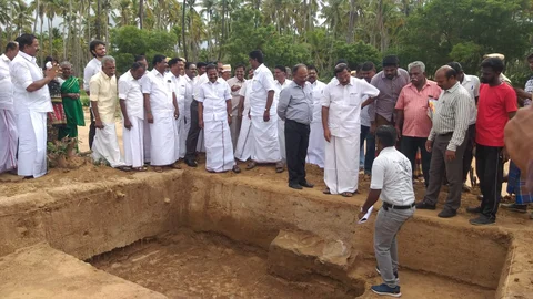கீழடியில் அமைச்சர் மாஃபா பாண்டியராஜன் பார்வையிட்டார்