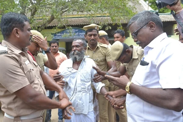 தீக்குளிக்க முயன்ற விவசாயி போதர்