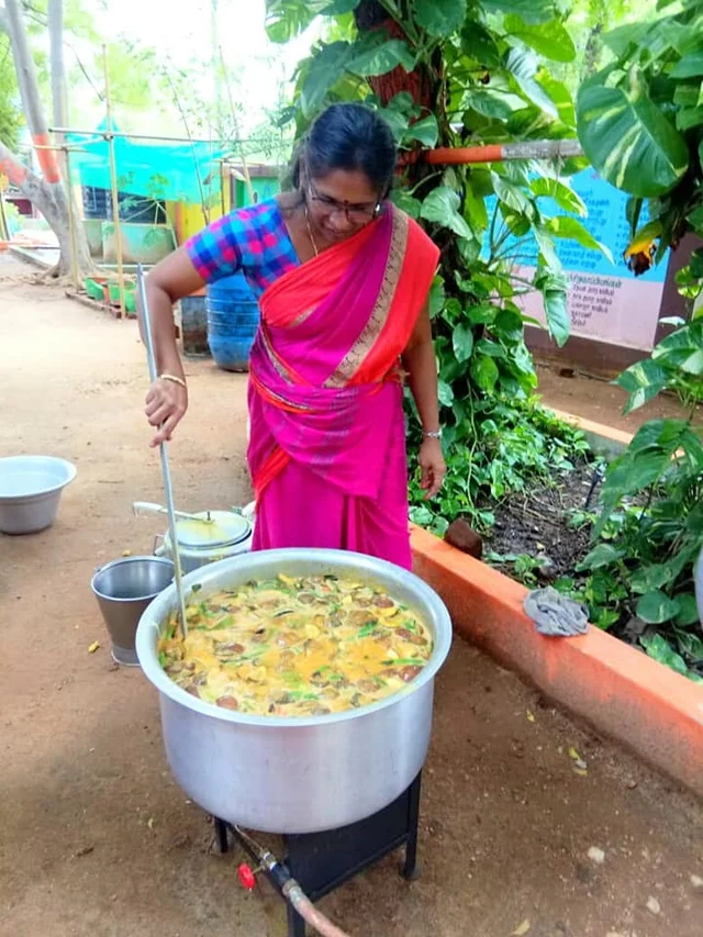சமைக்கும் ஆசிரியை சாந்தி