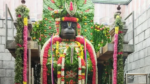 வெற்றிலை அலங்காரத்தில் நாமக்கல் ஆஞ்சநேயர்