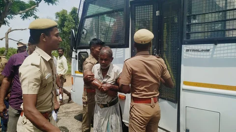 தீக்குளிக்க முயன்ற முதியவர்