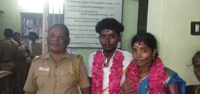 திருமண கோலத்தில் காதல் ஜோடி