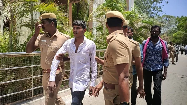 தீக்குளிக்க முயன்ற இளைஞர் சண்முகசுந்தரம்