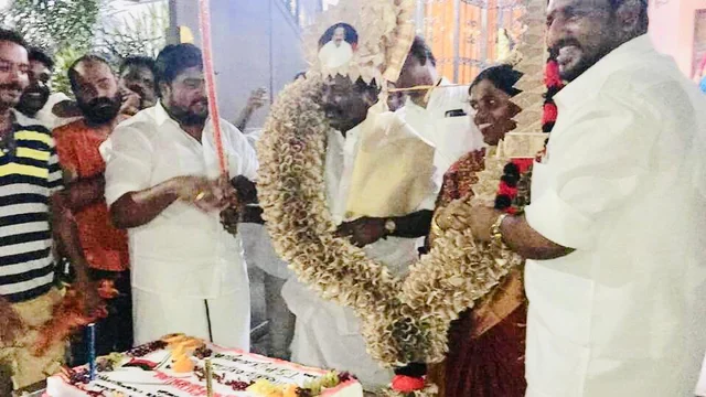 கேக் வெட்டி கொண்டாடும் தனசேகரன், தமிழ்ச்செல்வன்
