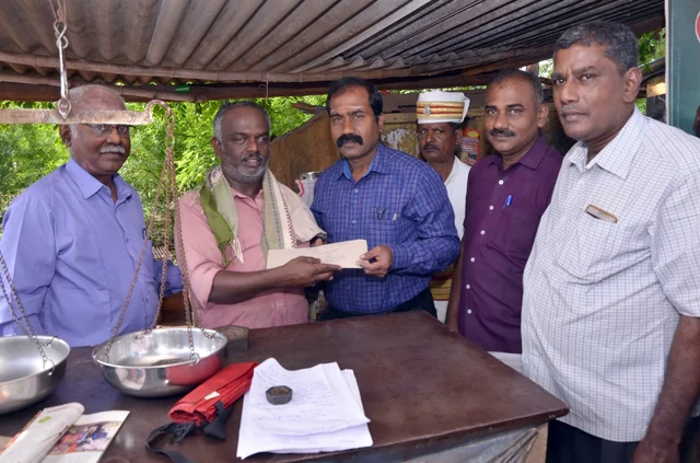கலெக்டருடன் ஜாகீர் உசேன்