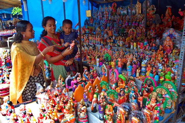 கொலு பொம்மைகளை தேர்ந்தெடுக்கும் பெண்கள்