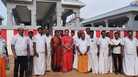 கோயில் வாசலில் குரூப் போட்டோ