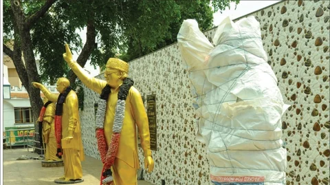 ஈரோடு பன்னீர் செல்வம் பூங்காவில் வைக்கப்பட்டுள்ள சிலைகள்