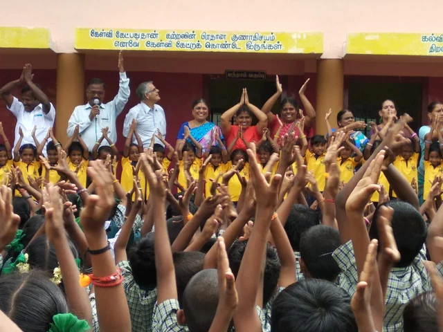 ஆசிரியரை பாராட்டும் மாணவர்கள்