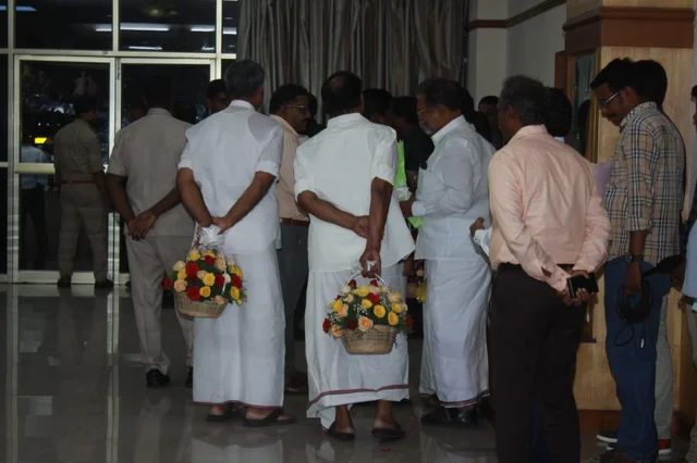 எடப்பாடி பழனிசாமியை வரவேற்கக் காத்திருந்த நிர்வாகிகள்