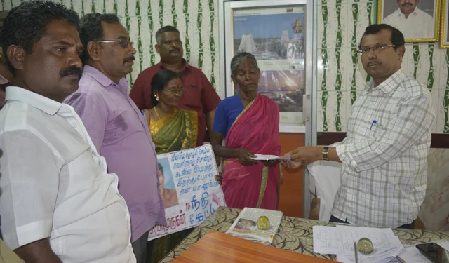 பாதுகாப்பு கோரி மனு கொடுக்கும் முனியம்மாள்