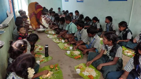 மாணவர்களுக்கு விருந்து