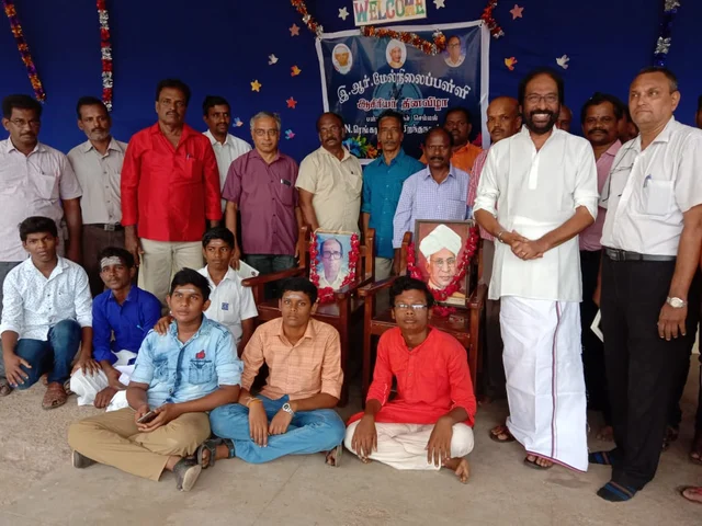 ஆசிரியர்களுடன் திருச்சி சிவா