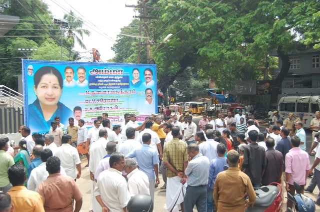 அமைச்சர் சரோஜாவை வரவேற்று வைக்கப்பட்ட பிளக்ஸ் போர்டு