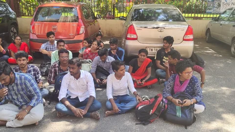 சென்னைப் பல்கலைக்கழக மாணவர்கள் போராட்டம்