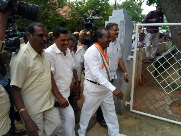 காவல்நிலையத்தில் வசந்தகுமார் எம்.பி