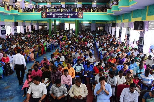 அரங்கு நிறைந்த மாணவர்கள்