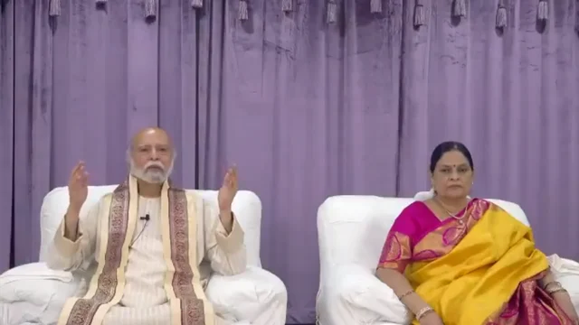 மனைவியுடன் ஸ்ரீபகவான்