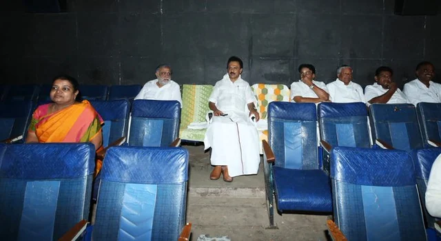 அசுரன் படத்தைப் பார்க்கும் ஸ்டாலின்
