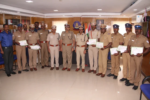 பாராட்டுச் சான்றிதழ் வழங்கும் திருச்சி ஐ.ஜி வரதராஜு