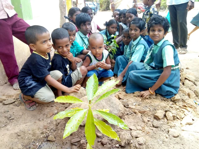 மரக்கன்றுகளுடன் குழந்தைகள்