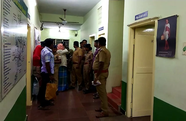 போதை மாத்திரை விற்பனை செய்தவர்களை கைது செய்த போலீஸார்
