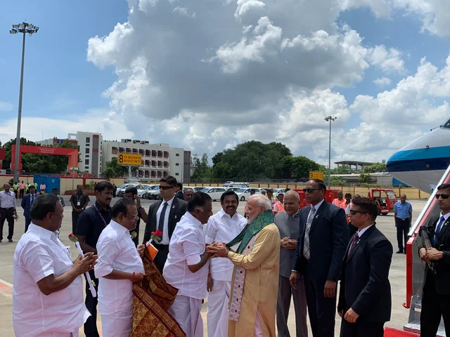 மோடிக்குச் சால்வை அணிவிக்கும் ஓ.பி.எஸ்.