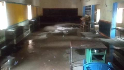 பள்ளி கட்டடத்துக்குள் புகுந்த மழைநீர்