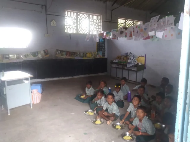 கடவூர் அரசு பள்ளி மாணவர்கள்