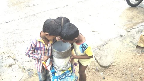 ஆழ்துளைக் கிணற்றை எட்டிப்பார்க்கும் குழந்தைகள்