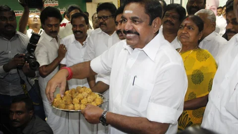 லட்டு வழங்கும் எடப்பாடி பழனிசாமி