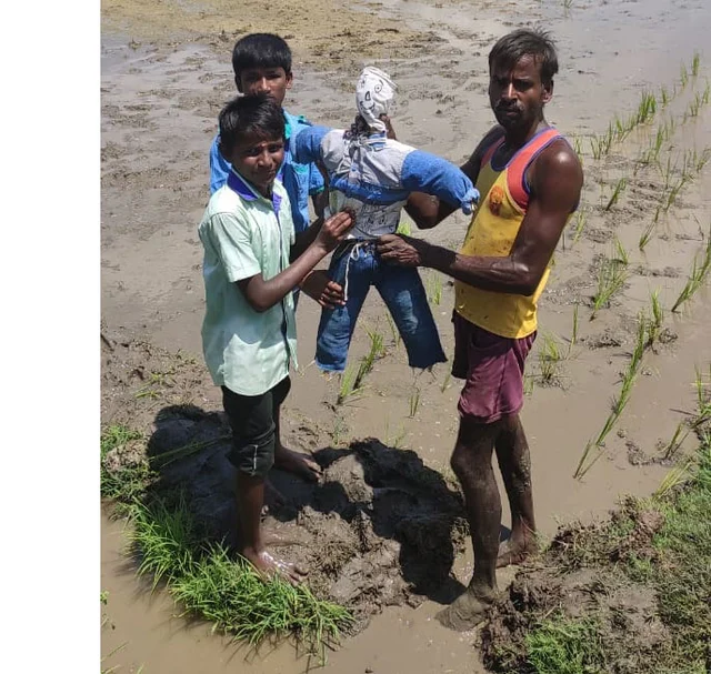 செல்வத்துக்கு சோளக்காட்டுபொம்மையை பரிசளித்த மாணவர்கள்
