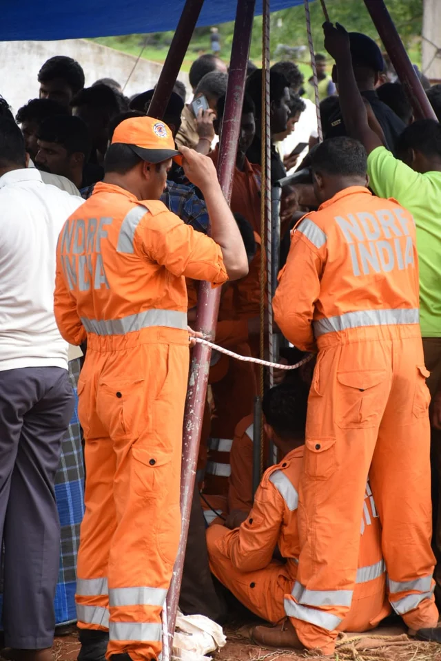 `90 அடியில் இருக்கும் குழந்தைக்கு ஆக்சிஜன் அனுப்பப்படுகிறது!'- விஜயபாஸ்கர் #prayforsurjeeth