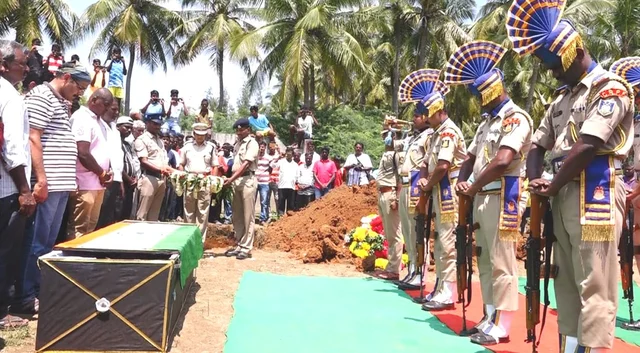 செந்தில்குமாரின் உடலுக்கு மரியாதை