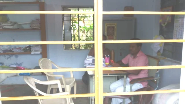 சிறை வைக்கப்பட்ட அலுவலர்கள்