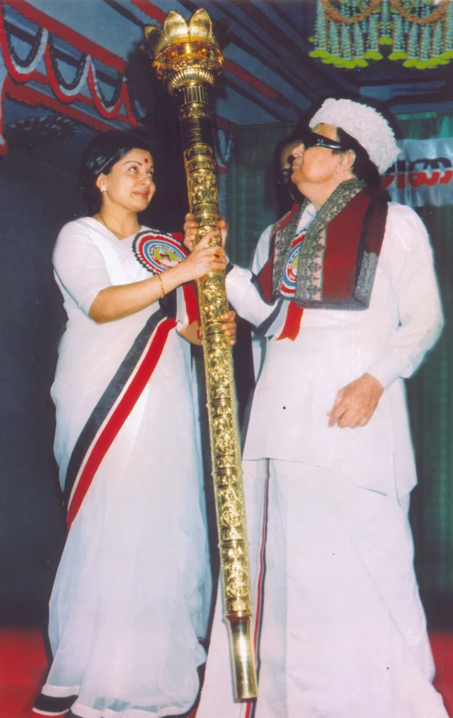 எம்.ஜி.ஆருக்கு செங்கோல் பரிசளிக்கும் ஜெயலலிதா