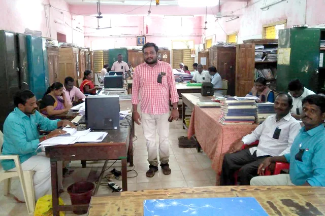 கருப்பு பேட்ஜ் அணிந்திருக்கும் அலுவலர்கள்