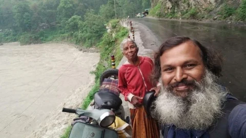 தாயுடன் மகன் கிருஷ்ணகுமார்