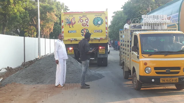 ஆளும் கட்சி ஒப்பந்ததாரர்