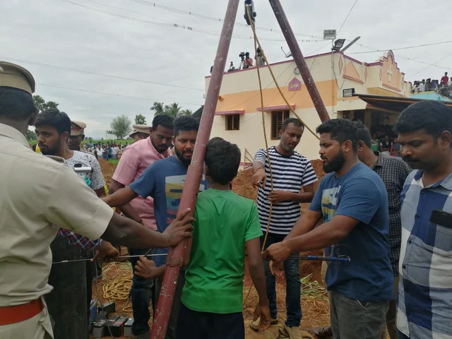 மீட்புப் பணியில் அன்பறிவ் குழுவினர்