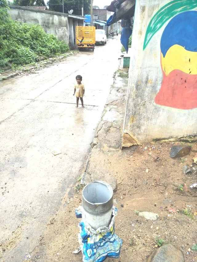 ஆழ்துளைக் கிணறு அருகே குழந்தை