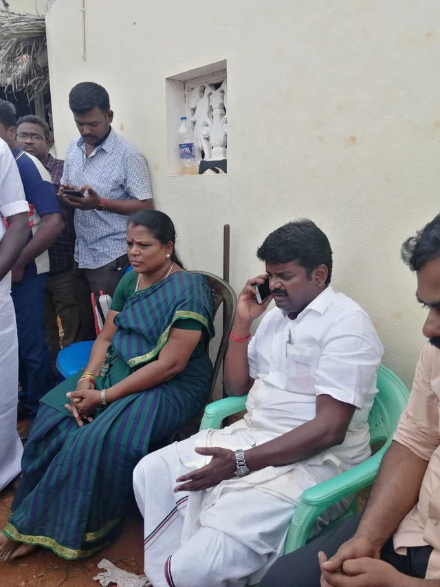 மீட்புப் பணியில் அமைச்சர் விஜய பாஸ்கர்