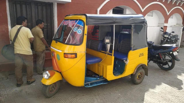 காவல் நிலையத்தில் ஆட்டோ
