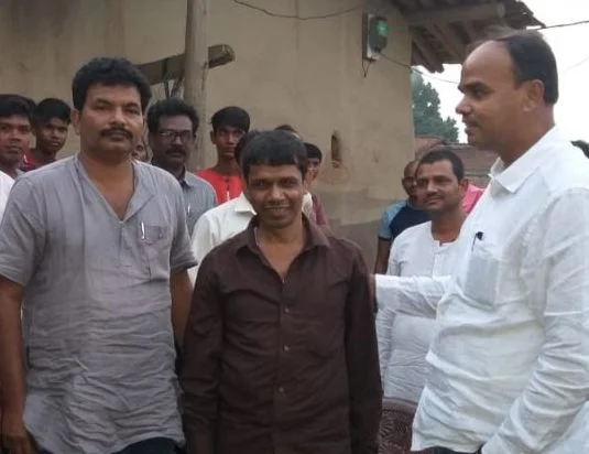 வீடு திரும்பிய காளி மஹதோ (நடுவில் இருப்பவர்)