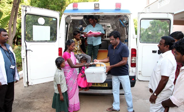 `கலெக்டர் கொடுத்த உயிர்; என் மகன் இனி சந்தோஷமா இருப்பான்!'- தி.மலை சிறுவனின் தந்தை ஆனந்தக் கண்ணீர்