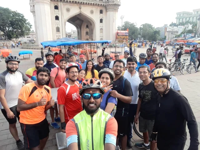 சைக்கிளிஸ்டுகளுடன் விக்னேஷ்