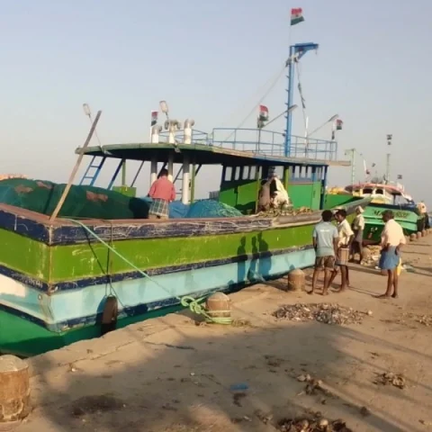 கரைசேரும் மீனவர்களின் விசைப்படகு