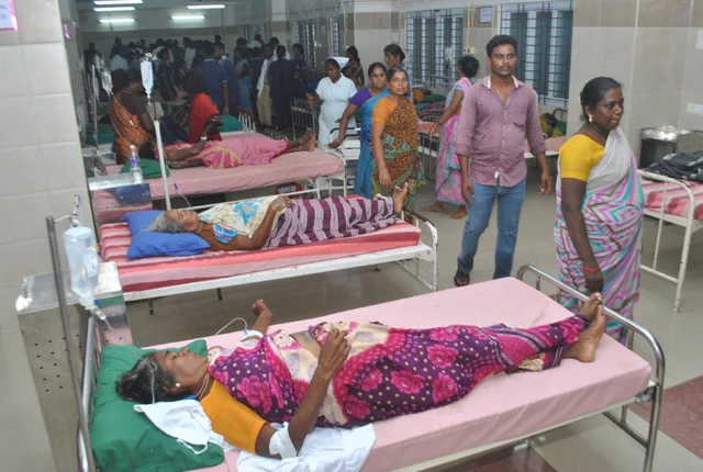 சிகிச்சை பெற்று வரும் பெண்கள்
