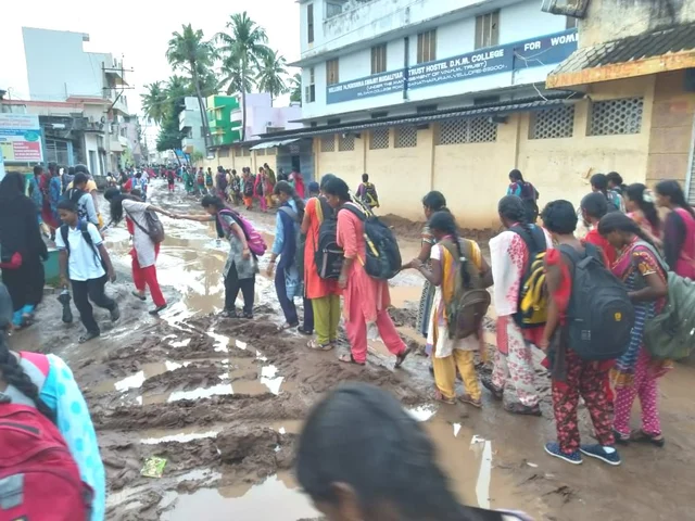 நடந்துசெல்ல முடியாமல் அவதிப்படும் மாணவிகள்