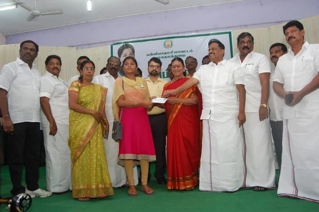 நலத்திட்ட உதவிகள் வழங்கிய அமைச்சர் சரோஜா